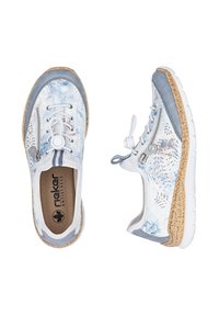 Baskets à motifs blancs et bleu clair avec des accents gris, détails perforés, une fermeture éclair extérieure, et une semelle texturée en liège et caoutchouc.