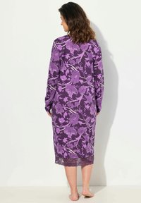 Roba da notte floreale viola con maniche lunghe, bordi in pizzo all'orlo e un design fluido, caratterizzata da una combinazione di tonalità di viola chiare e scure.