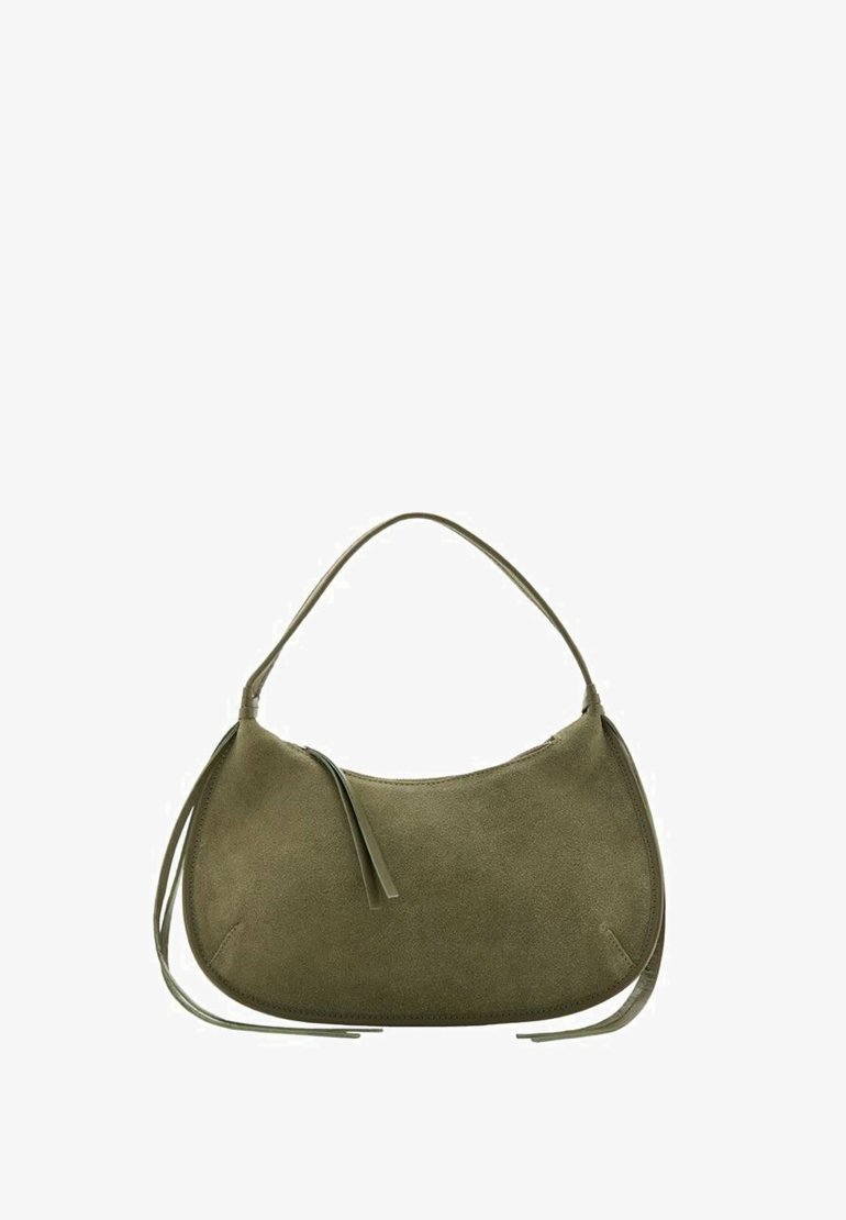 Sac à main en daim vert olive avec une silhouette courbée, une seule bandoulière et deux pampilles suspendues à l'avant pour la décoration.