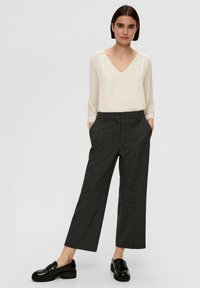 s.Oliver BLACK LABEL GEMUSTERTE - Broek - schwarz