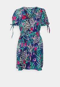 Krátké rukávy, přesně střižené šaty v námořnické modři s květinovým vzorem. Obsahují živé zelené a růžové květy, pásek v pase a jemnou, lehkou tkaninu.