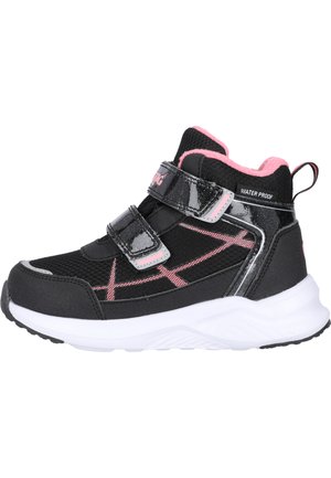 Schwarze wasserdichte Stiefelette mit rosa Akzenten, Obermaterial aus Netz und Synthetik, verstellbaren Klettverschlüssen und einer weißen Sohle. Strukturiertes Finish und Kontrastnähte.
