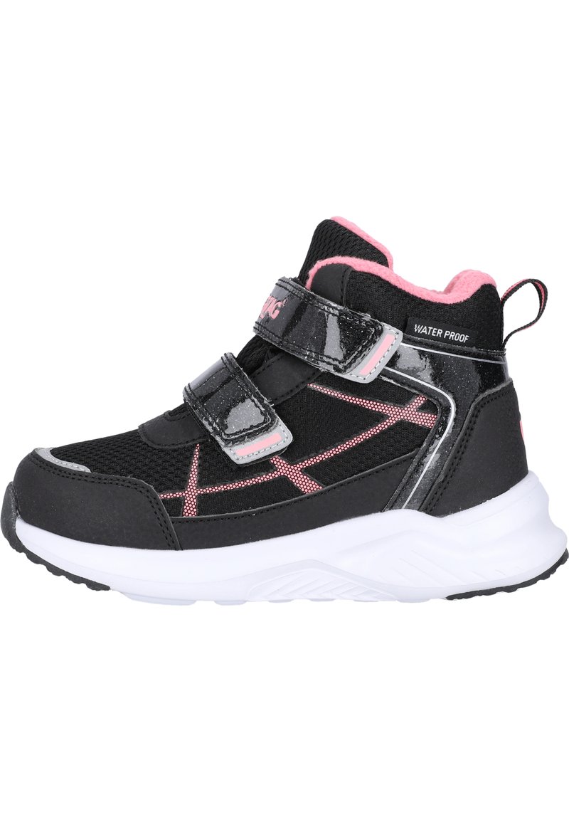 Schwarze wasserdichte Stiefelette mit rosa Akzenten, Obermaterial aus Netz und Synthetik, verstellbaren Klettverschlüssen und einer weißen Sohle. Strukturiertes Finish und Kontrastnähte.