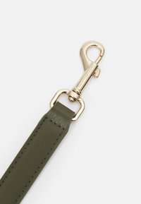 Tommy Hilfiger SOFT UTILITY LRG CROSSOVER - Skuldertasker - utility olive