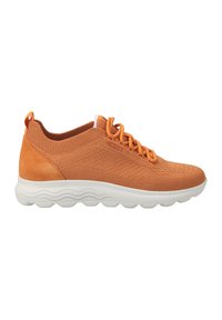 Sneaker arancione lavorato a maglia con dettagli in suede. Presenta un colletto imbottito, chiusura con lacci e una suola flessibile bianca con motivo a onde.