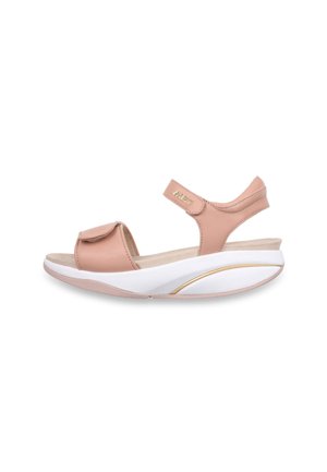 Sandale rose à bout ouvert avec brides réglables et semelle blanche coussinée, dotée d'un petit talon et d'un accent doré sur le côté.