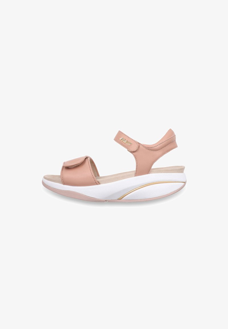 Sandale rose à bout ouvert avec brides réglables et semelle blanche coussinée, dotée d'un petit talon et d'un accent doré sur le côté.
