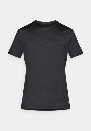 Camiseta negra de manga corta hecha de un tejido suave, con un sutil patrón de camuflaje, cuello redondo y un pequeño logo en el dobladillo.