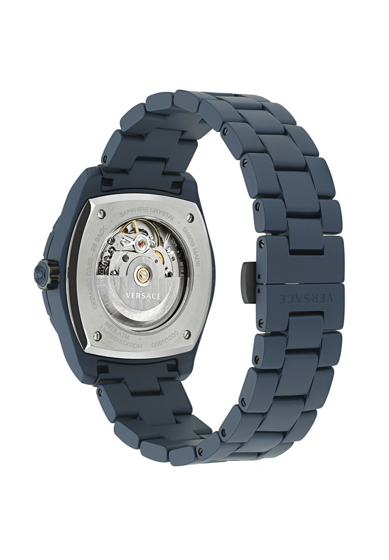 Blauw keramisch schakelarmband horloge met een transparante achterzijde en zichtbare Versace automatische beweging en gegraveerde details.