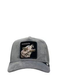 Gorra de ante gris con un parche rectangular negro que presenta un emblema de lobo y el texto "MAVERICK". Parte trasera de malla con una visera curva.