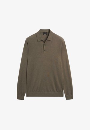 Langærmet polo i olivengrøn, lavet af et blødt materiale. Har en kravehals og en treknapstillet placket, samt ribbede manchetter og kant.