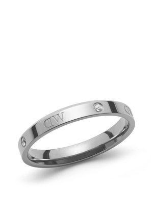 Slank sølvring graveret med "DW" og sat med små runde klare ædelstene jævnt fordelt rundt om ringen.