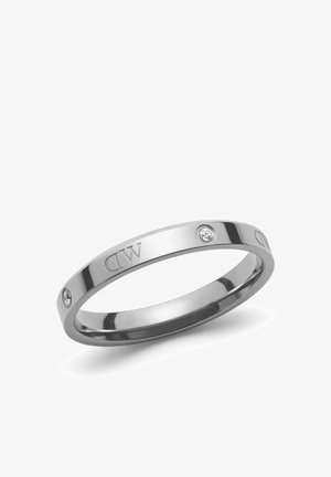 Bague fine en argent gravée "DW" et sertie de petites pierres précieuses claires et rondes, espacées uniformément autour du bracelet.