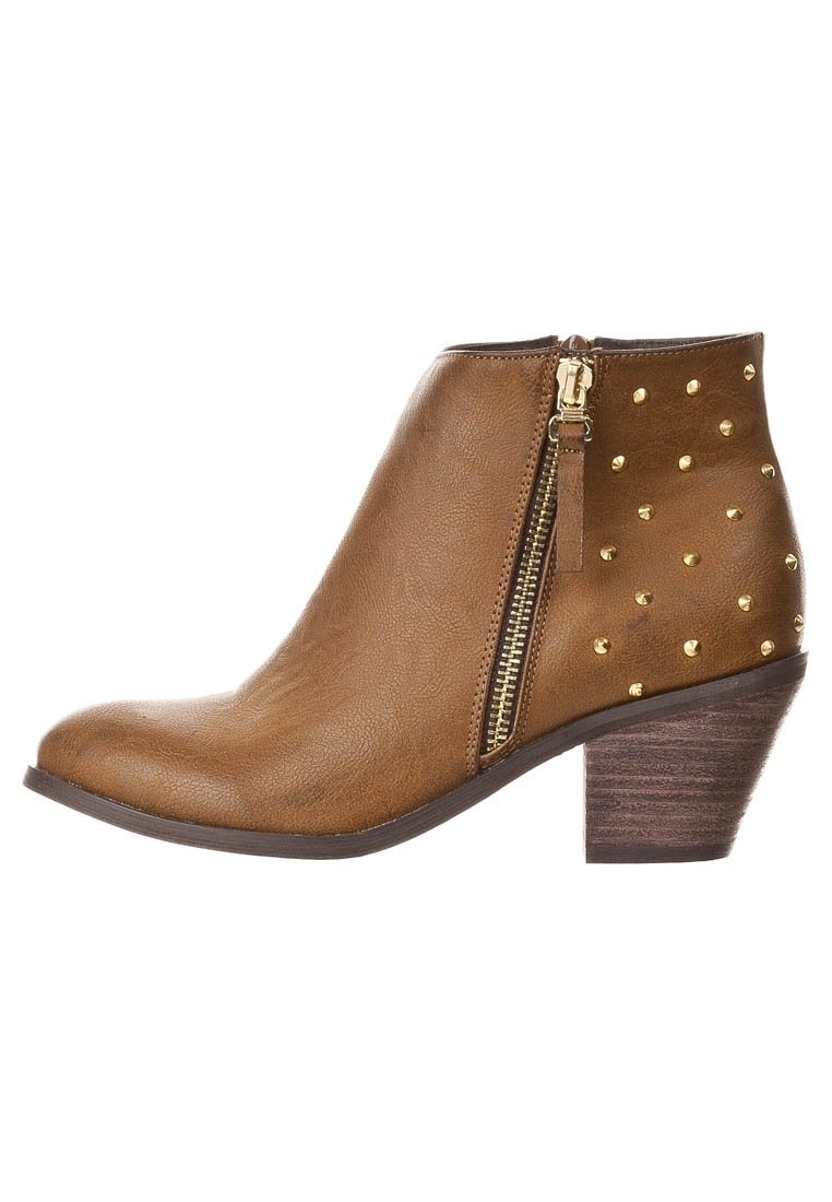 Stivale alla caviglia color tan realizzato in faux leather texturizzato, con una cerniera laterale e borchie dorate su un lato, dotato di un tacco in legno impilato.