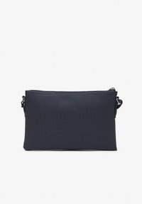 Pochette zippée bleu marine en matériau texturé. Présente une forme rectangulaire plate et une petite sangle amovible.