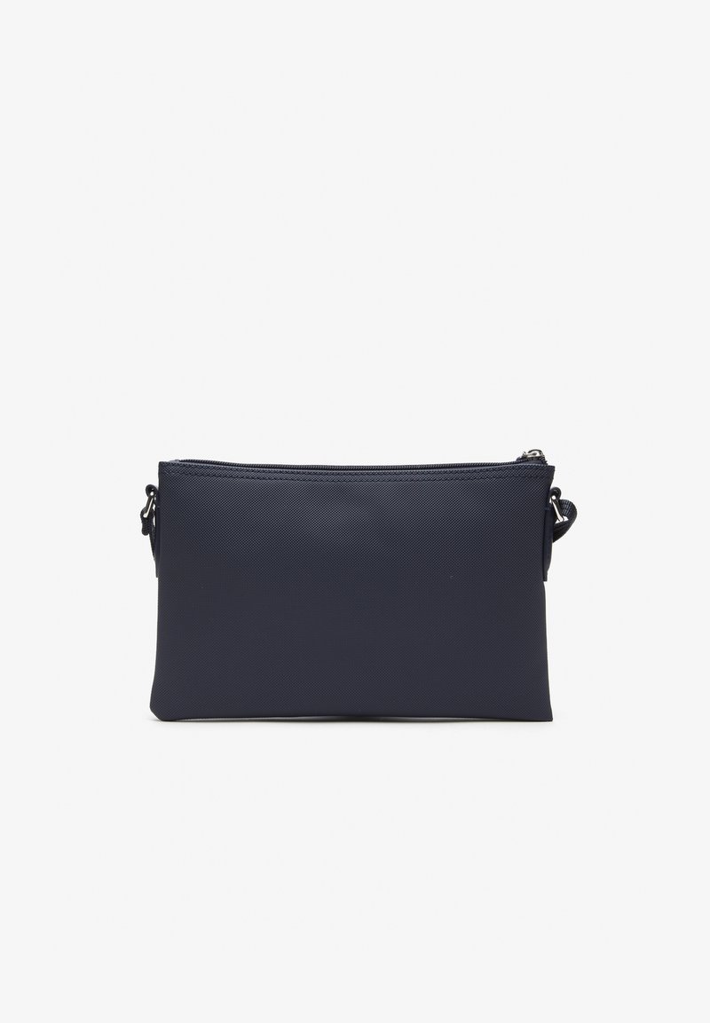 Bolsa de mão azul marinho com fecho de correr, feita de material texturizado. Apresenta uma forma retangular plana e uma pequena alça destacável.