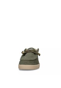 Scarpa slip-on verde in tela con punta tonda, suola beige e lacci con motivo. Texture morbida con un design casual.