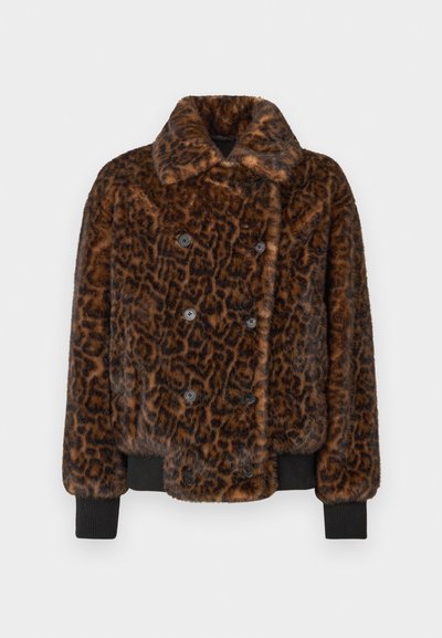 Casaco de pelo sintético com padrão de leopardo castanho, com botões duplos, gola e punhos em malha preta. Acabamento texturizado e suave.