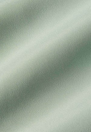 Glatter hellgrauer Stoff mit subtilen diagonalen Falten und feiner gewebter Struktur, sichtbar bei weichem Licht.
