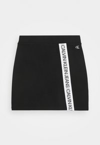 Černá mini sukně vyrobená z měkkého materiálu, se bílým bočním pruhem s textem "CALVIN KLEIN JEANS" a malým logem "ck" na pasu.