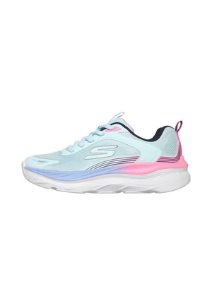 Zapatilla deportiva azul clara y rosa con suela blanca, cordones delanteros y forro interior negro, vista desde el perfil izquierdo.