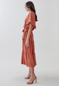 TUSSAH LOUISA MIDI  - Denní šaty - burnt orange
