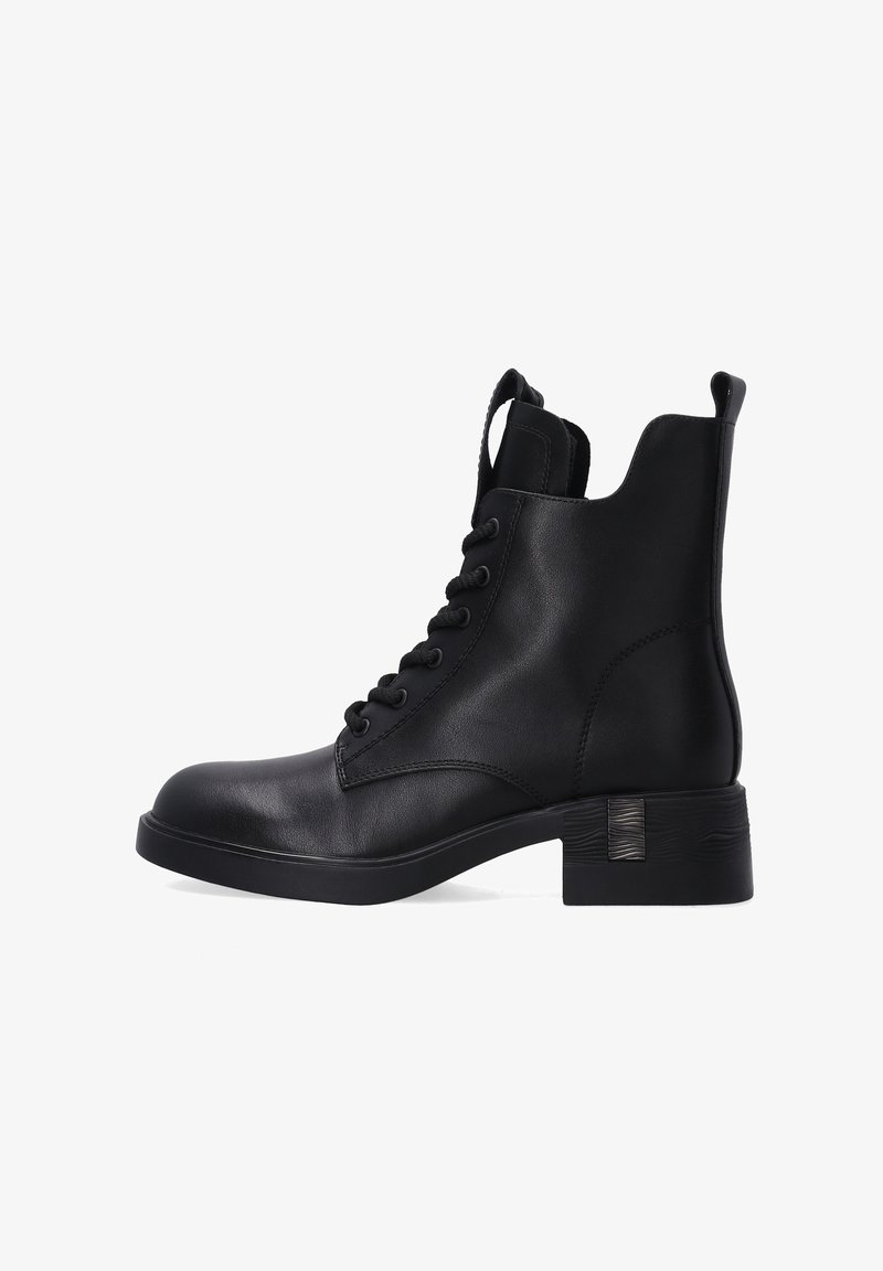 Czarne skórzane botki za kostkę z zaokrąglonym noskiem, sznurówką na przodzie i obcasem w kształcie bloku z teksturowanym metalicznym akcentem po boku.