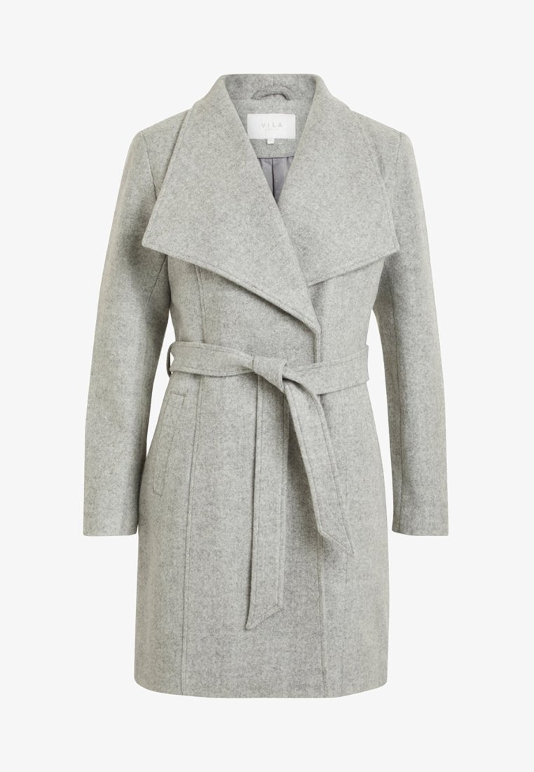 Manteau en laine gris clair longueur genoux avec larges revers, manches longues, poches latérales et ceinture assortie en tissu nouée à la taille.