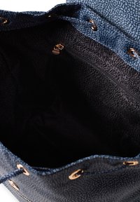 Blauer strukturierter Innenraum der Tasche mit glatter schwarzer Fütterung und einer Reißverschlusstasche mit goldfarbenen Hardware-Akzenten.