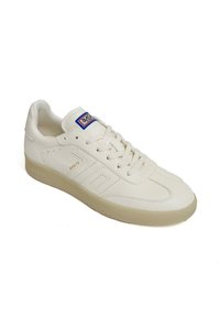 Sneaker bianco in pelle con superiore testurizzato, punta rotonda, chiusura con lacci e suola in gomma traslucida. Presenta un logo blu e rosso sulla linguetta.