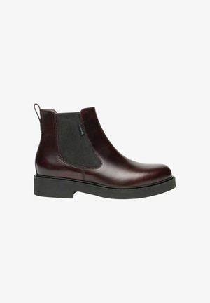 Stivale Chelsea in pelle bordeaux con pannelli laterali elastici, linguetta, suola nera robusta e finitura liscia con dettagli di cucitura minimi.