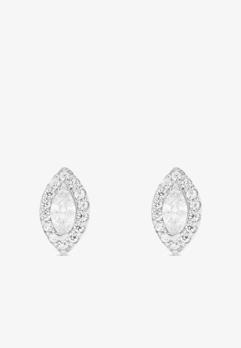 Paire de boucles d'oreilles clous en diamant taille marquise entourées de petits diamants ronds dans un sertissage en métal blanc sur fond blanc.