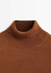 Maglione a collo alto in lana lavorato a maglia marrone con colletto a coste e dettagli sulle spalle, esposto su uno sfondo bianco.