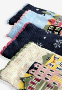 Next CHRISTMAS PATTERN 4 PACK.  REGULAR FIT - Strømper - scenic houses in snow