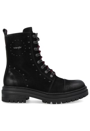 Czarne, skórzane, sznurowane buty bojowe z masywną podeszwą, metalowymi oczkami, ozdobnymi ćwiekami i logo Wrangler po bokach.