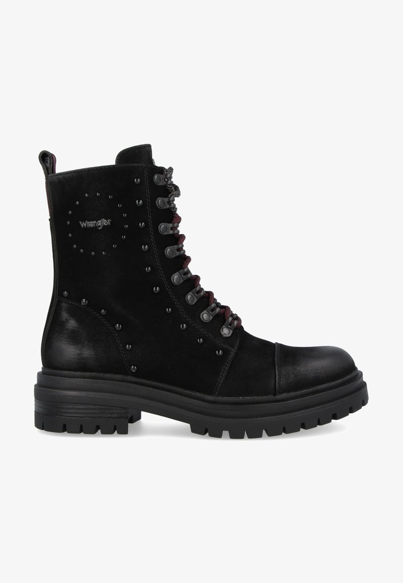 Botte de combat noire en cuir à lacets avec semelle épaisse, œillets métalliques, clous décoratifs et logo Wrangler sur le côté.