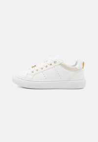 Zapatilla blanca con parte superior de cuero suave, detalles en ante beige, ojetes dorados, perforaciones en los laterales y suela de goma blanca texturizada.