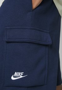 Nike Sportswear CLUB CARGO - Calças de fato de treino - blau