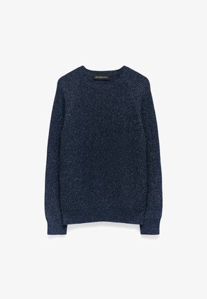 Granatowy sweter z dzianiny o teksturowanym wykończeniu, okrągłym dekolcie i długich rękawach. Posiada raglanowe ramiona, co zapewnia swobodny krój.