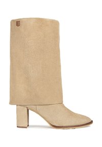 Botín de ante beige hasta el tobillo con un tacón bloques medio y un diseño de solapa. Presenta una punta afilada y un parche de marca cosido en la parte superior.