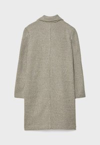 Plašč v dvobarvnem houndstooth vzorcu v sivi in bež barvi, z izrezanim ovratnikom in tričetrtnimi rokavi, z ravnim krojem in gladko teksturo.