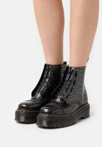 Dr. Martens Stivaletti con plateau - mottled black