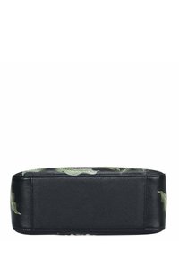 Rechteckige schwarze Ledertasche mit Blumenmuster auf der Oberseite, glatte Textur und robuste Nähte entlang der Kanten.