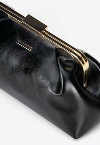 Clutch bag in pelle nera con texture stropicciata, dotata di chiusura e hardware in tonalità oro. Logo del brand visibile sulla parte frontale.