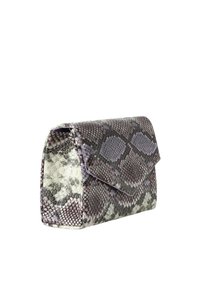 Slangeskinds clutchtaske med en trekantet flaplukning, der blander grå, lilla og beige nuancer med en tekstureret overflade. Kompakt rektangulær form.