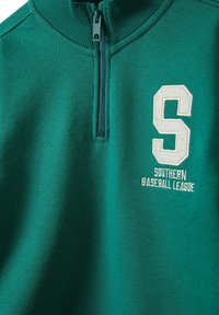 Felpa verde con zip a metà, caratterizzata da un colletto a coste e ricamo della "S" e del testo "Southern Baseball League" in bianco.