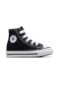 Μαύρο ψηλό sneaker Converse All Star με άσπρα κορδόνια, λαστιχένια σόλα και λάβαρο με το λογότυπο στον αστράγαλο, εμφανιζόμενο σε πλευρικό προφίλ.