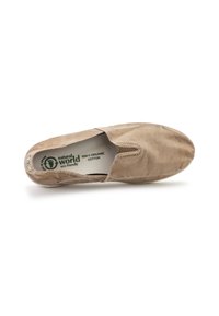 Shoe slip-on beige realizzato in cotone biologico. Presenta una punta rotonda, aperture laterali elastiche e una finitura in tessuto canvas testurizzata con un design minimalista.