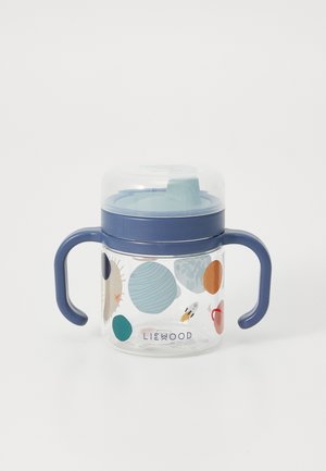 Tasse transparente avec des anses bleues, ornée de motifs circulaires vibrants dans diverses couleurs. Comprend un couvercle bleu assorti avec un bec verseur.