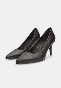 Pump in pelle nera con tacco alto, design a punta, texture liscia e tacco sottile, dotate di imbottitura interna per il comfort.